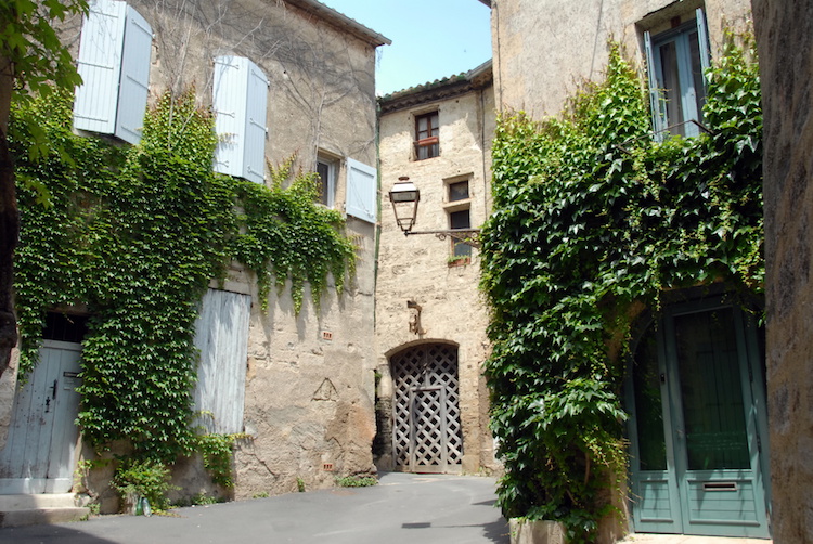 volet blanc maison pierre