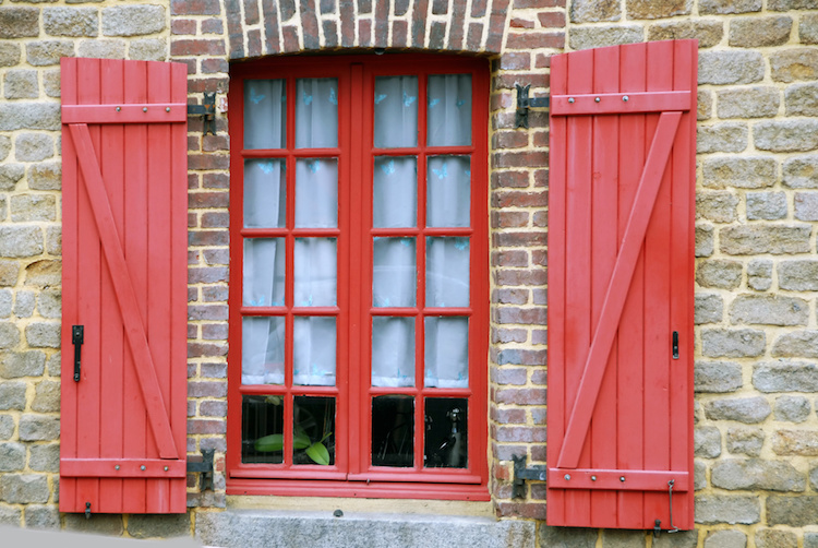 volet rouge maison pierre